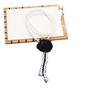 Elegante catena in vita a più strati con perle, camelia nera e nappe di perle pendenti