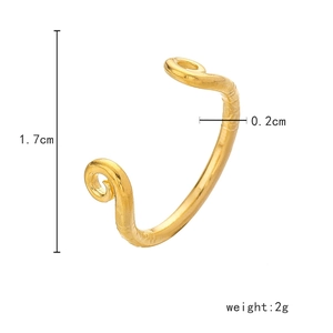 Detailansicht des vergoldeten hohlen geometrischen Rings mit Maßen 1.7cm und 2g Gewicht