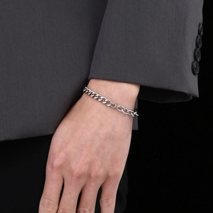 Détail du bracelet gourmette en acier argenté avec fermoir OT porté au poignet
