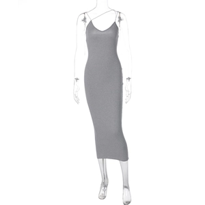 Vue détaillée d'une robe midi grise moulante avec bretelles croisées et décolleté en V