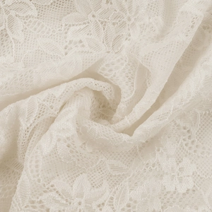 Gros plan détaillé du tissu en dentelle florale blanche avec broderie fine