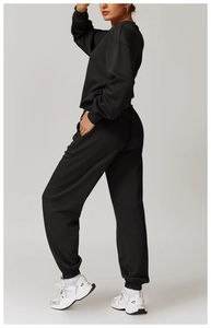 Détail de l'ensemble sweat noir à col rond et pantalon de jogging avec coupe décontractée