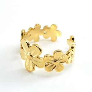 Detalle de anillo de flor en oro de 18k con acabado pulido en acero inoxidable fino