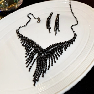 Détails de parure de mariée avec zircon noir, collier en V et boucles d'oreilles