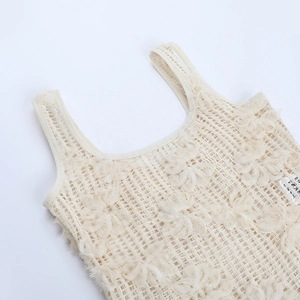 Dettaglio del top crema con petali di chiffon 3D e tessuto a rete dalla trama ricca