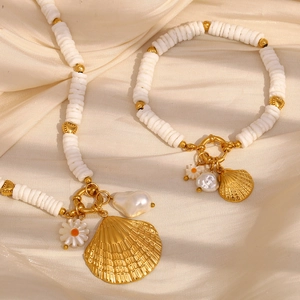 Parure collier et bracelet avec pendentif festonné doré et perles blanches sur soie