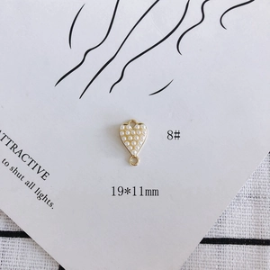 Detailed view of a gold-plated heart-shaped pearl pendant accessory, sized 19x11mm