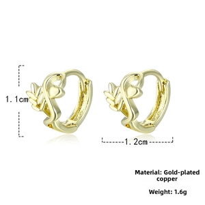 Detail view of 18K gold plated heart earrings with 1.1cm height and 1.6g weight