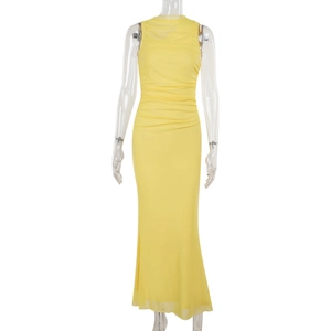 Vue détaillée d'une robe jaune sans manches avec fronces à la taille et tissu en maille