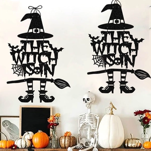 Suspensions de porte Halloween avec texte The Witch Is In et chapeau de sorcière noir