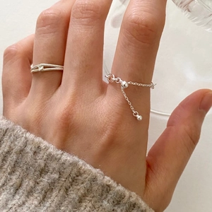 Minimalist 925 sterling silver chain rings for women worn with grey knitted sweater