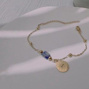 Dettaglio del bracciale occhio del male placcato oro 18 carati con pietra blu naturale