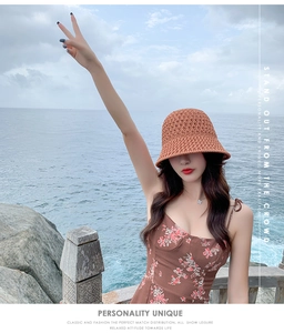 Détail d'un chapeau cloche en maille crochetée marron caramel pour la plage en été