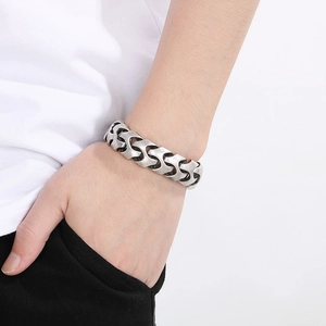Gros plan du bracelet chaîne en argent vintage avec maillons en S sur le poignet d'un homme
