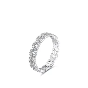 Bague d'éternité élégante en argent 925 avec une rangée de zircons cubiques scintillants