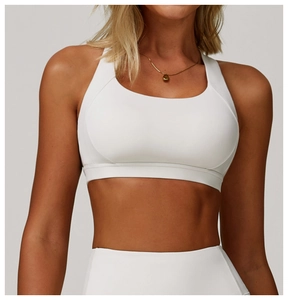 Dettaglio del retro a vogatore del reggiseno sportivo bianco con ampia fascia di supporto