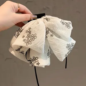 Pince à cheveux française vintage à fleurs blanches avec longs rubans noirs