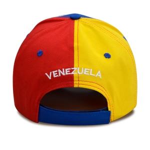 Dettaglio del ricamo Venezuela e del cinturino regolabile sul retro del cappellino