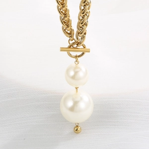 Detailansicht der goldfarbenen Gliederkette mit Kunstperlen und Knebelverschluss-Design