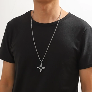 Gros plan d'un pendentif étoile croisée évidée en argent sur une chaîne fine