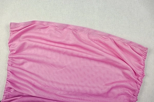 Dettaglio del tessuto a rete rosa con eleganti arricciature e cuciture piatte precise