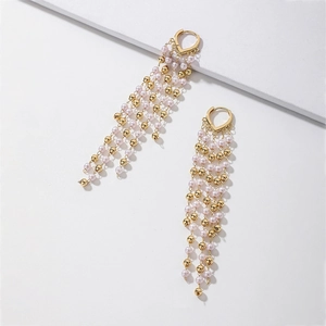 Detailansicht goldener Herz-Fransenohrringe mit eleganten rosa Perlen und Perlenbesatz
