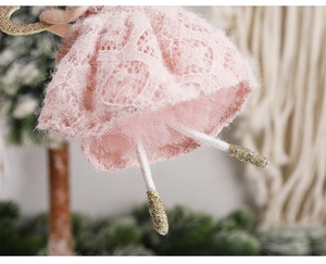 Gros plan de la suspension ange en dentelle rose avec détails pailletés dorés festifs