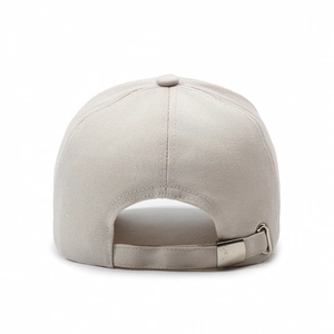 Vue arrière d'une casquette de baseball en coton beige clair avec boucle réglable