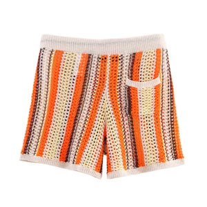 Détail d'un short en maille rayé coloré avec texture crochetée et taille élastique