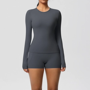 Détail d'un ensemble de yoga gris foncé avec haut à manches longues et short de sport