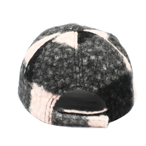 Berretto da baseball invernale in peluche nero, grigio e rosa con dettaglio posteriore