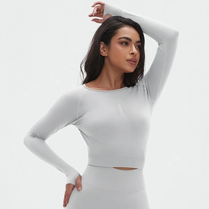 Gros plan du crop top de sport gris clair à manches longues et sa texture sans couture