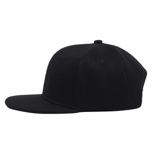 Klassische schwarze Hip-Hop-Baseballkappe mit flachem Schirm aus einer 45-Grad-Perspektive