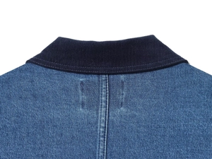 Dettaglio della giacca di jeans blu con colletto in velluto a coste e cuciture fini