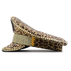 Dettaglio cappello militare leopardato con borchie dorate e fascia di strass