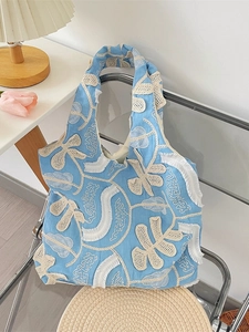 Sac fourre-tout bleu clair vintage avec broderie florale blanche et détails de libellule