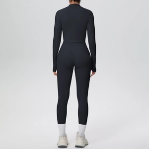 Vista posteriore del set yoga nero con leggings a vita alta e crop top a maniche lunghe