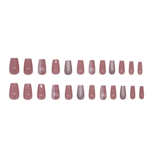 24 faux ongles rose poudré avec paillettes et motifs à carreaux de forme cercueil