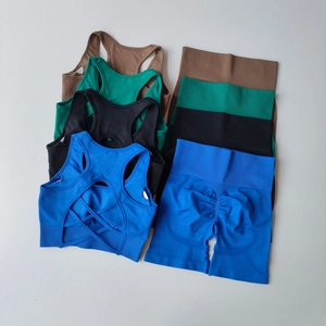 Detail von nahtlosem Yoga-Set mit Cross-Back-Sport-BH und High-Waist-Push-up-Shorts