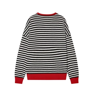 Vue arrière du pull en tricot rayé avec poignets et ourlet côtelés rouges sur blanc