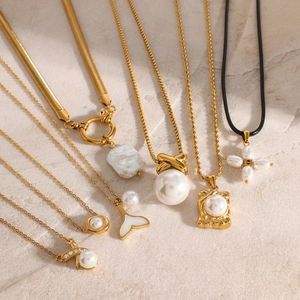 Elegantes Set aus Edelstahl-Perlenketten mit Barock- und Kreuzanhängern in Goldoptik