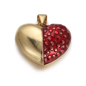 Pendentif cœur doré élégant avec texture de points en émail rouge sur fond blanc