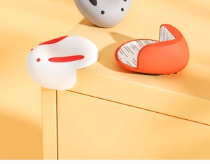 Dettaglio dei paraspigoli in silicone a forma di animali con adesivo e avviso di sicurezza