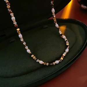 Dettaglio della collana vintage con perle d'acqua dolce e cristalli su velluto