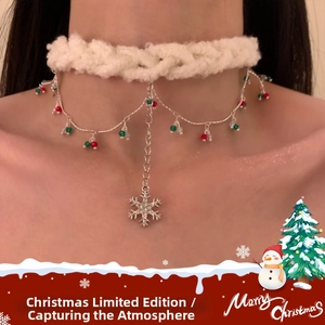 Gros plan du choker au crochet avec perles festives et pendentif flocon de neige étincelant