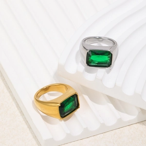 Bague en acier inoxydable plaqué or 18K avec une pierre précieuse émeraude rectangulaire
