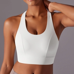 Vue détaillée du dos d'un soutien-gorge de sport blanc à fort impact avec dos nageur large