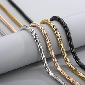 Detalle de cadenas de serpiente de acero inoxidable en oro, plata, oro rosa y negro