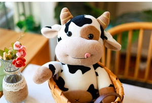 Primer plano detallado de un suave peluche de vaca sentado en una cesta de mimbre