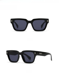 Vorder- und Seitenansicht der schwarzen quadratischen Sonnenbrille mit Silbernieten